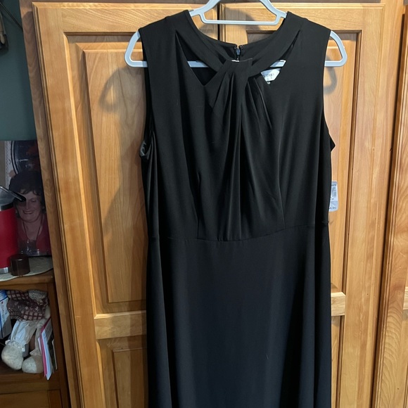 Dressbarm. Cute little black dress that is the problem to little for me 🤣 - Picture 2 of 3